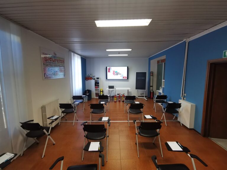 Aula di formazione con sedie con ribaltina e schermo TV – MR Global Service Fire, Milano