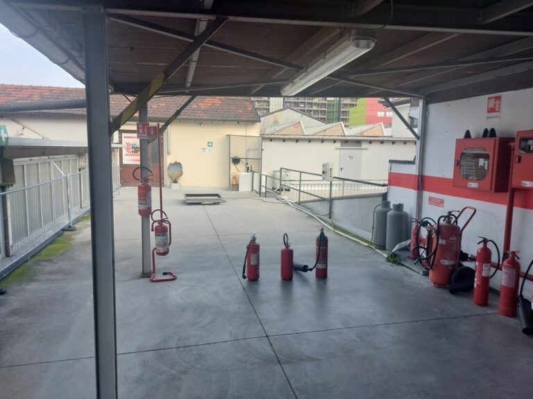 Campo prove antincendio coperto con estintori per le esercitazioni pratiche