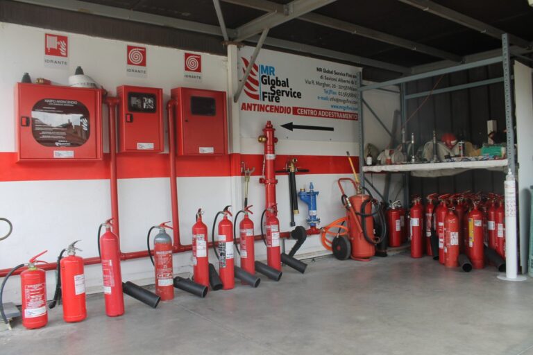 Parete del campo prove con idranti, cassette antincendio ed estintori