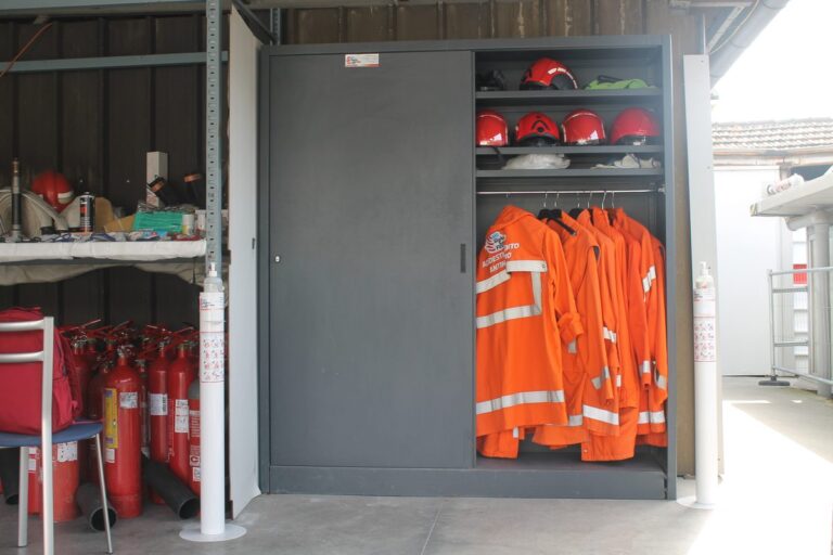 Armadio DPI con giacche ignifughe ed elmetti per le esercitazioni antincendio